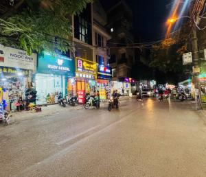 BÁN NHÀ MẶT PHỐ GẦN HỌC VIỆN TÀI CHÍNH - VỈA HÈ RỘNG – KINH DOANH SẦM UẤT